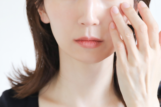 目元を触る女性