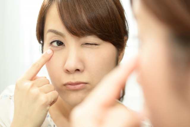 目元を触る女性