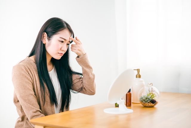 鏡を見ている女性