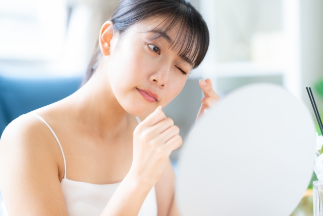 鏡を見ている女性